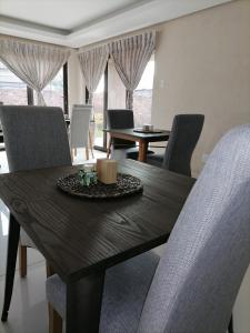 米德尔堡HWH Guesthouse Middelburg的餐桌、椅子和木桌