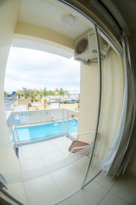 佩尼亚Villarejo Parque Hotel的客房设有一个享有游泳池景致的阳台。