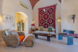 赫尔格达VESTA - El Gouna Residence的带沙发和红色地毯的客厅