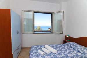 帕尔盖利亚马雷布鲁之家度假屋的一间卧室设有一张床,享有海景