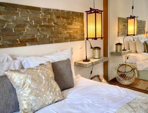阿尔热祖尔旧蒙特莫尔赫达德酒店的卧室配有白色的床和砖墙