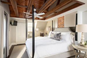 安纳波利斯134 Prince - Luxury Boutique Hotel的卧室配有白色的床和吊扇