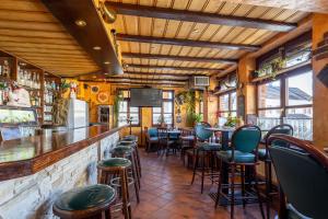 乌辛根伊斯巴彻卡兹旅馆的餐厅设有酒吧,配有桌椅