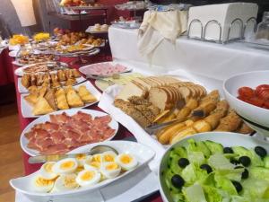 格拉诺列尔斯鸢尾花酒店的餐桌上的自助餐,包括不同种类的食物