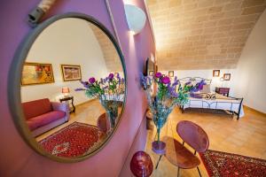 马泰拉西班牙塔农家乐的带镜子的房间和带沙发的客厅