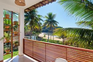 帕拉蒂Pousada Catarina的享有海滩和棕榈树景致的阳台