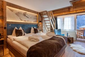 采尔马特西尔瓦娜山酒店的一间卧室设有一张大床和梯子