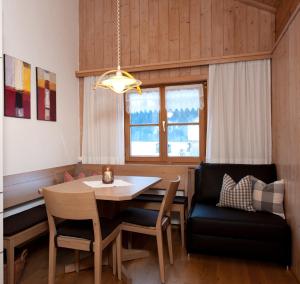 施科佩尔瑙坎德包尔霍夫农家乐的一间带桌子和椅子的用餐室