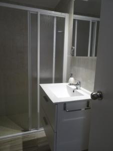 卡拉恩·布拉內斯Apartamento las Siete Palmeras的浴室配有白色水槽和淋浴。
