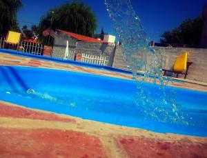 库拉布罗切罗镇Hosteria de la Villa **的游泳池里满是水