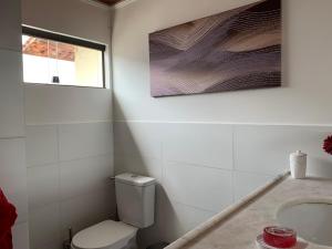 JangaTaverna do Paraiso的白色的浴室设有卫生间和水槽。