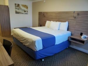 比蒂联友俱乐部汽车旅馆的一间酒店客房,房内配有一张大床