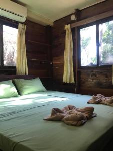 西哈努克Papa Pippo Otres Village的一间卧室配有两张带毛巾的床