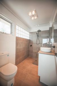 坎贝尔港Bayview no 1的浴室配有卫生间、盥洗盆和淋浴。