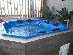 伊察Del Valle House的窗户客房内的蓝色热水浴缸
