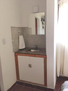 塔菲德尔瓦勒Posada La Sofia的一间带水槽和镜子的浴室
