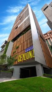 吉隆坡Ceylonz Suites by MyKey Global的建筑的侧面有标志
