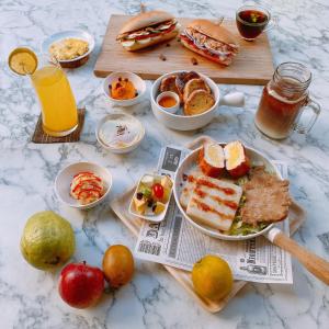 台中市台中爱恋旅店一中馆的一张桌子,上面放着一束早餐食品和饮料