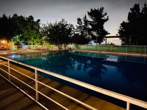 孔斯蒂图西翁Vista Hermosa的游泳池周围设有围栏