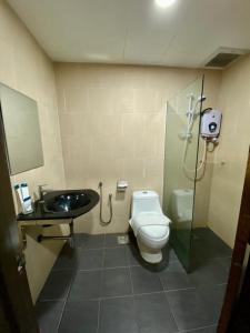 峇株巴辖峇株巴辖峰会西格尼酒店的带淋浴、卫生间和盥洗盆的浴室