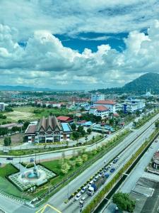 峇株巴辖峇株巴辖峰会西格尼酒店的公路和汽车在路上的城市