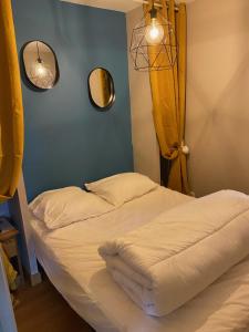 La Chalappartement au pied des pistes的卧室配有两张床,墙上有两面镜子
