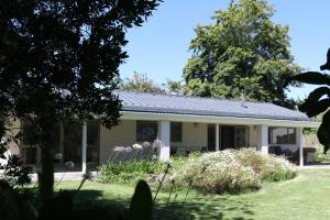 普利登堡湾TAMO Guest Farm的一座太阳能屋顶的房子
