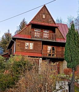 希维拉杜夫-兹德鲁伊Sępia Chata Dom Do Wynajęcia的一座大型木房子,设有红色屋顶