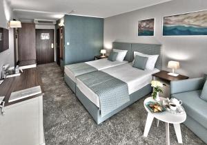 桑丹斯基桑丹斯基因特酒店的酒店客房,配有床和沙发