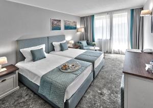 桑丹斯基桑丹斯基因特酒店的酒店客房设有一张大床和一张桌子。