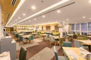 胡志明市Liberty Central Saigon Centre Hotel的一间带桌椅的用餐室和一间餐厅