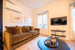 巴黎Luxury apartments in Paris Center的客厅配有沙发和桌子