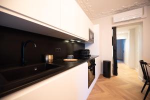 巴黎Luxury apartments in Paris Center的厨房配有水槽和台面