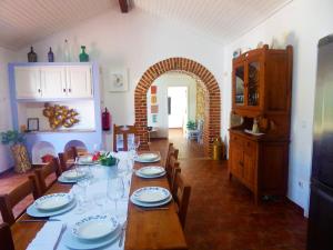 圣安德烈Monte da Cascalheirinha的一间带长桌和椅子的用餐室