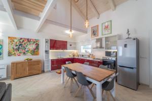 萨萨里Capriccio Mediterraneo的厨房配有木桌和冰箱。