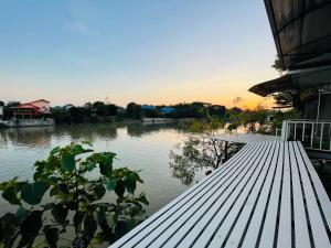 大城Baan Keang Chon Ayutthaya บ้านเคียงชล อยุธยา的从码头欣赏河景