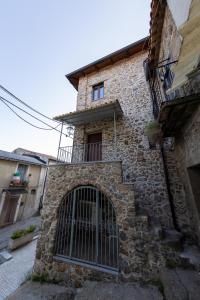 尼科泰拉San Giuseppe的石头建筑,在建筑的一侧有门