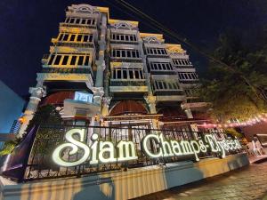 曼谷暹罗香榭丽舍大街特色酒店的一座有读 ⁇ 语标志的建筑