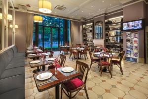 上海上海黄浦碧云苑服务公寓的餐厅设有桌椅和大窗户。