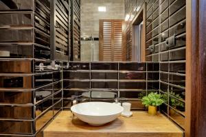 克拉科夫Café Garden Residence的一间在客房内设有白色碗水槽的浴室