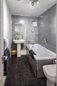 布莱克浦New Luxury Apt 1 Free Parking Special Deals的带浴缸、盥洗盆和卫生间的浴室