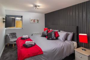布莱克浦New Luxury Apt 1 Free Parking Special Deals的一间卧室配有一张带红色毯子的大床