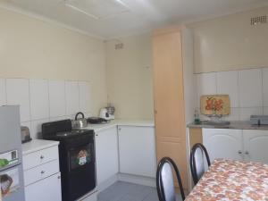 Beautiful 2-Bedroomed Guest Cottage in Harare的厨房或小厨房