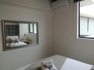 Coral Point Apartment - Sibaya, Umhlanga客房内的一张或多张床位