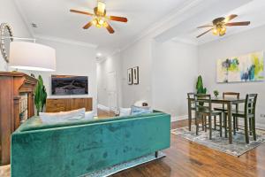 芝加哥3BR Perfect Getaway Chicago Apartment - Newport 2的客厅配有绿色沙发和桌子