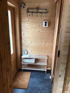 BlairmoreOff Grid Hideaway on the West Coast of Scotland的木墙内带长凳的桑拿浴室