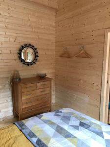 BlairmoreOff Grid Hideaway on the West Coast of Scotland的一间卧室设有一张床和木墙
