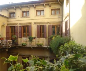 维罗纳女性青年旅舍 的一座建筑,阳台上种植了盆栽植物
