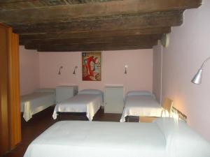 维罗纳女性青年旅舍 的一间客房内设有四张床的房间