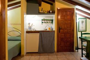 罗夫莱迪略德加塔One bedroom apartement with balcony and wifi at Robledillo de Gata的一个带水槽和柜台的厨房